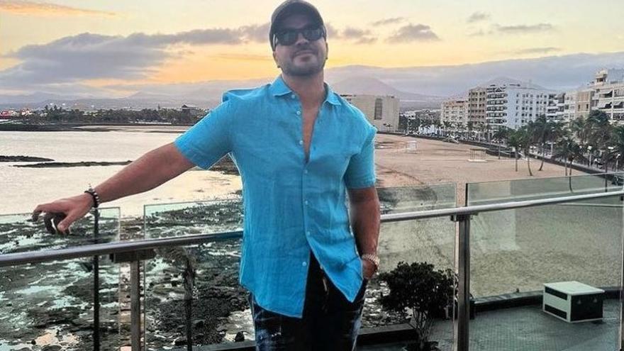 Luis Fonsi, en la terraza del Arrecife Gran Hotel con la playa de El Reducto al fondo.