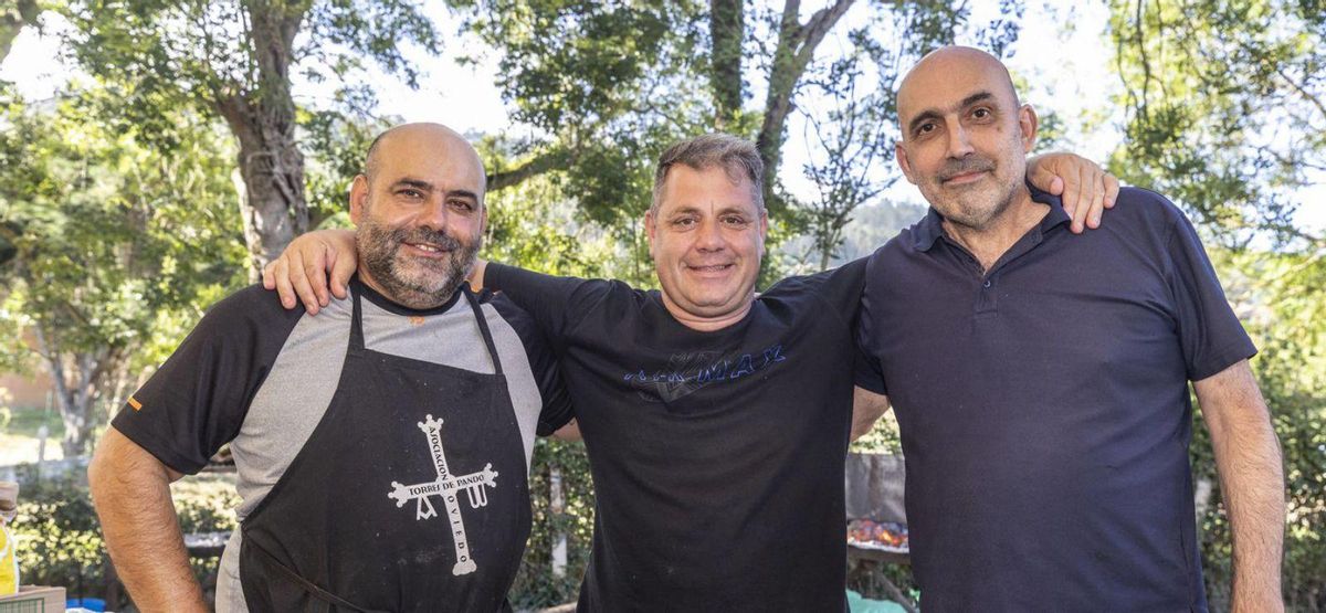 Por la izquierda, Cholo Rodríguez, Abel Álvarez y Juan Carlos Poo Martínez, parrilleros oficiales de la fiesta.