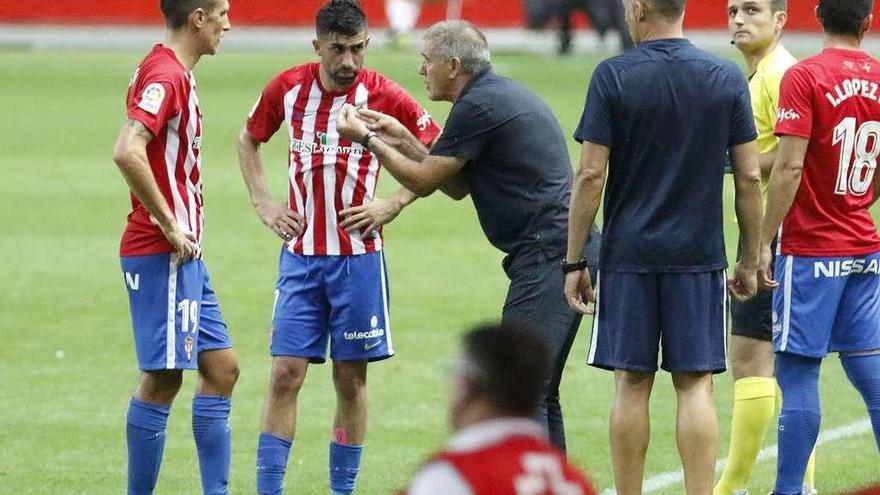 Herrera conversa con Scepovic y Santos.