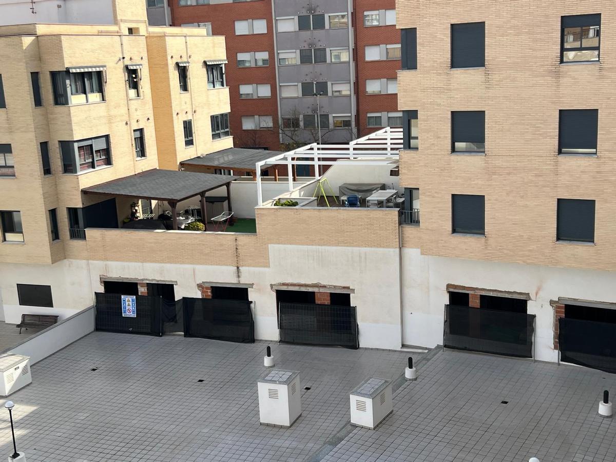 Imagen de los bajos en construcción con ventanas, después de que los vecinos hayan frenado las puertas con salida a este espacio común.