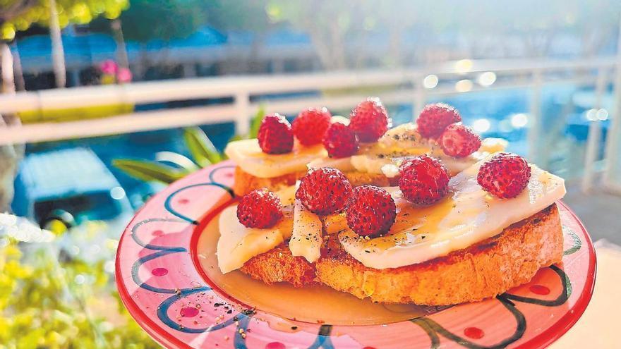 Tosta de fresitas de Ibiza, la "golosina" de antaño con la que se hicieron los primeros helados, y queso de cabra