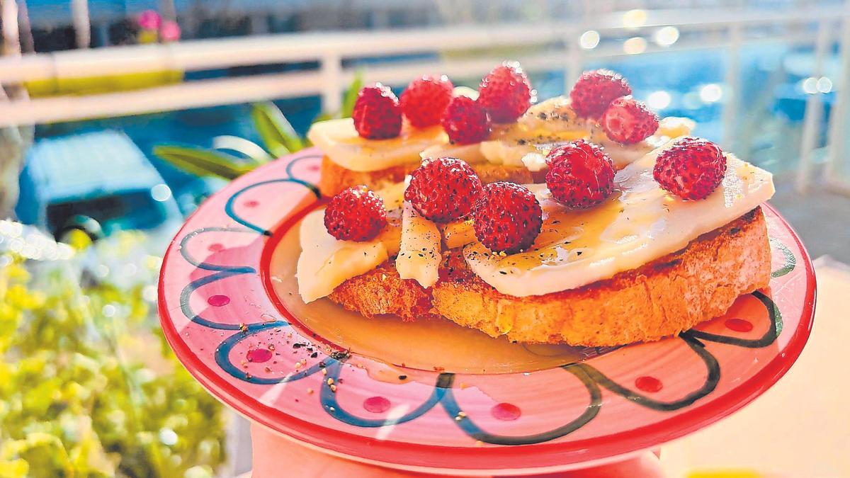 Tostas de fresas con queso de cabra listas para el desayuno.