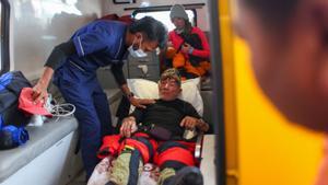 El personal médico traslada al montañero español herido Carlos Soria a un hospital después de ser trasladado en avión en Katmandú el 18 de mayo de 2023, luego de una caída mientras ascendía el Dhaulagiri.