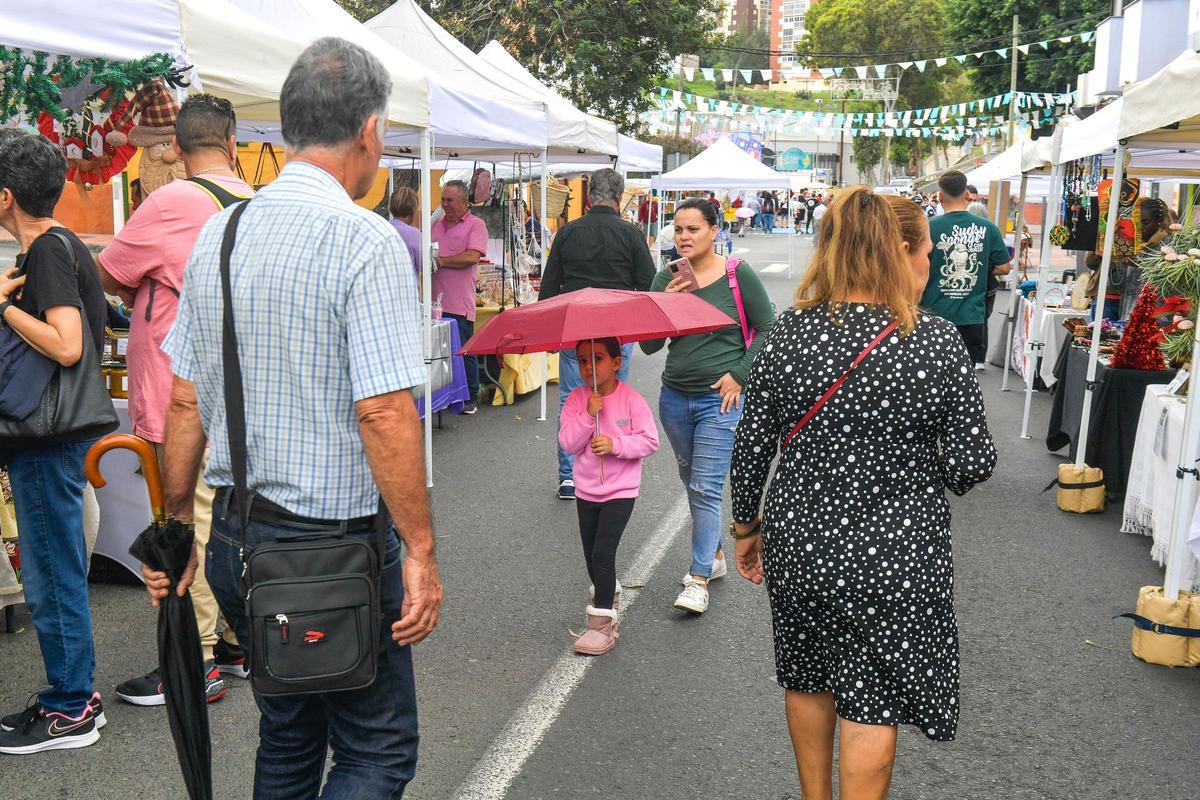 La gente pasea por las fiestas de Jinámar en un día dedicado a la artesanía y las tradiciones