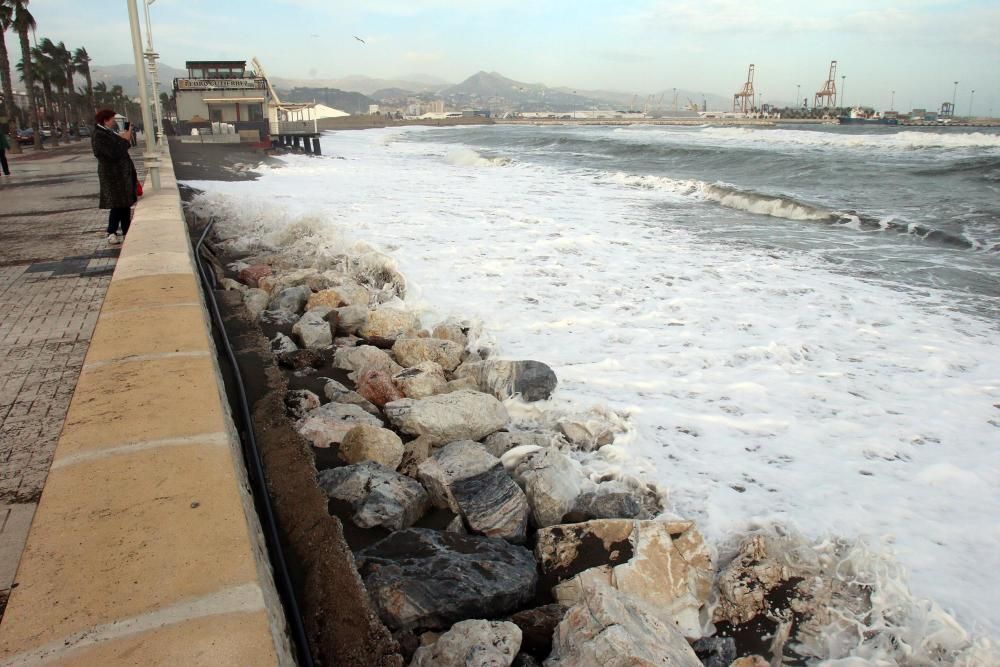 El fuerte oleaje lleva el agua hasta el paseo marítimo y atrae a numerosos curiosos a inmortalizar la estampa