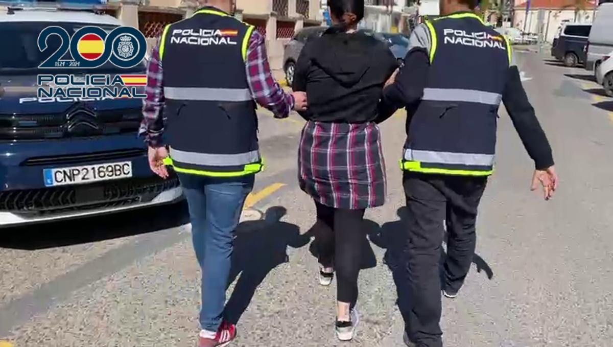 La arrestada, llevada por los agentes a la comisaría de Dénia