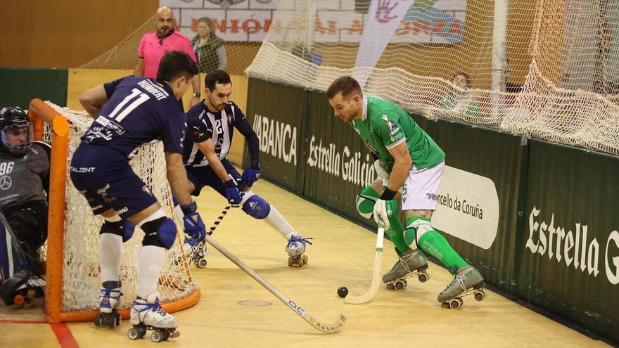 César Carballeira controla la bola ante varios rivales del Voltrgà en liga.
