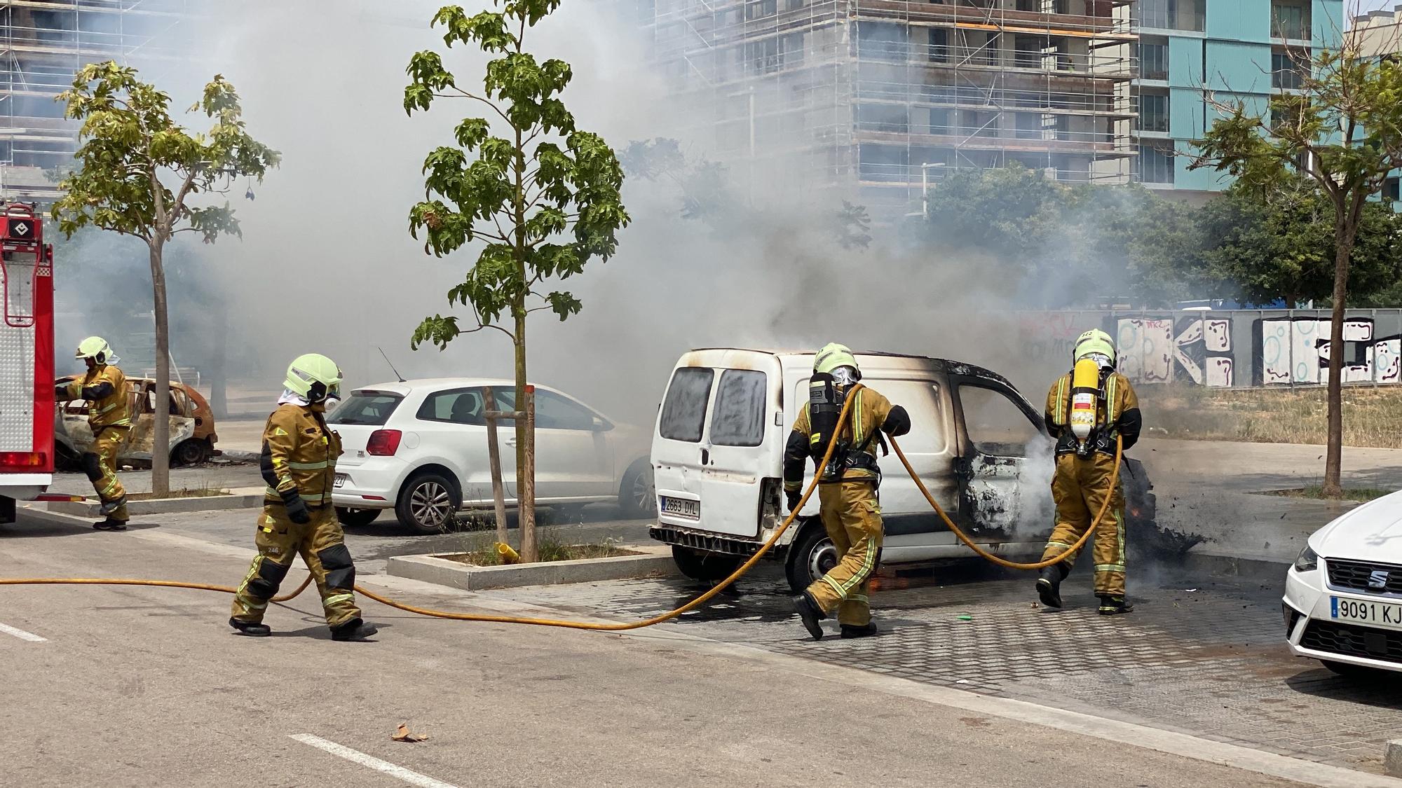 Las fotos del aparatoso incendio intencionado de un coche en Nou Llevant, en Palma