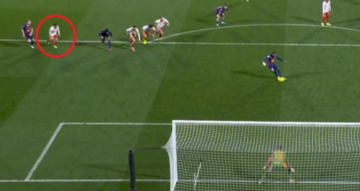 Hasta cuatro jugadores entraron en el área antes del golpeo de Lamine