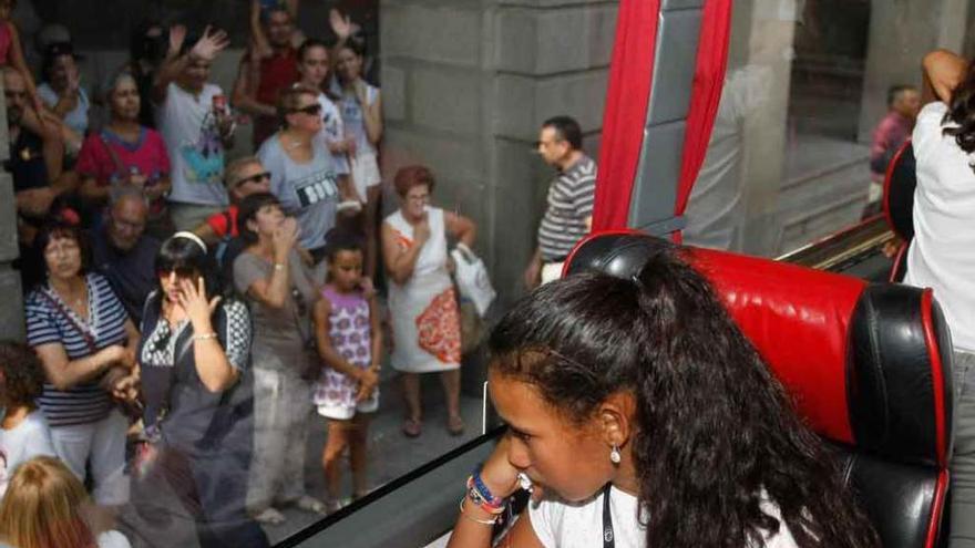 Una niña saharaui, en el autobús de regreso tras pasar unas vacaciones en la provincia de Zamora.