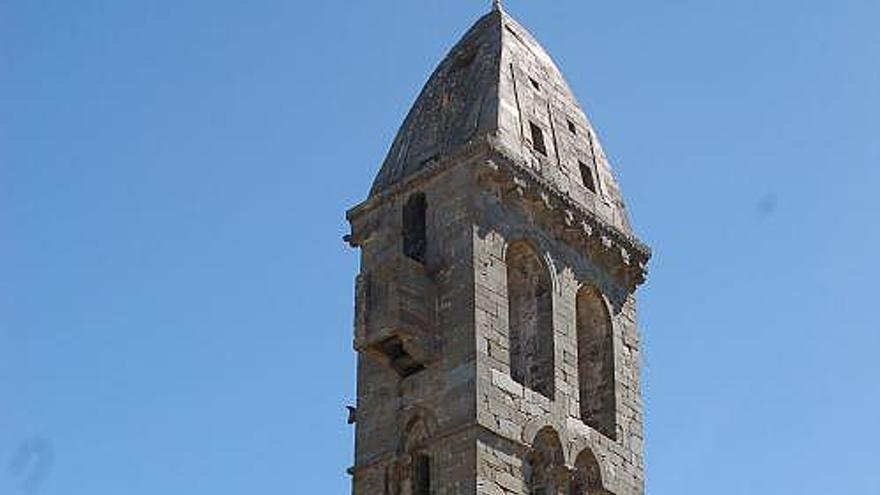 Andamio situado en la iglesia, al pie de la torre de Mombuey.