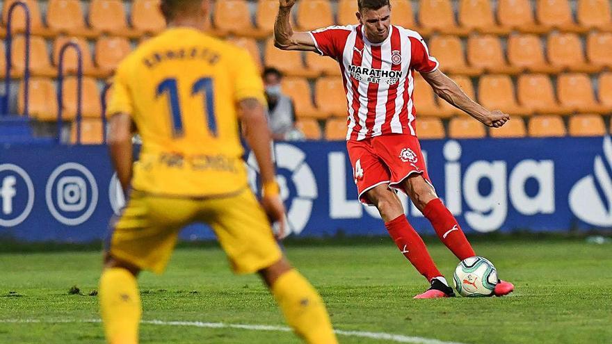 Gumbau, a punt de xutar una pilota durant el partit d&#039;ahir