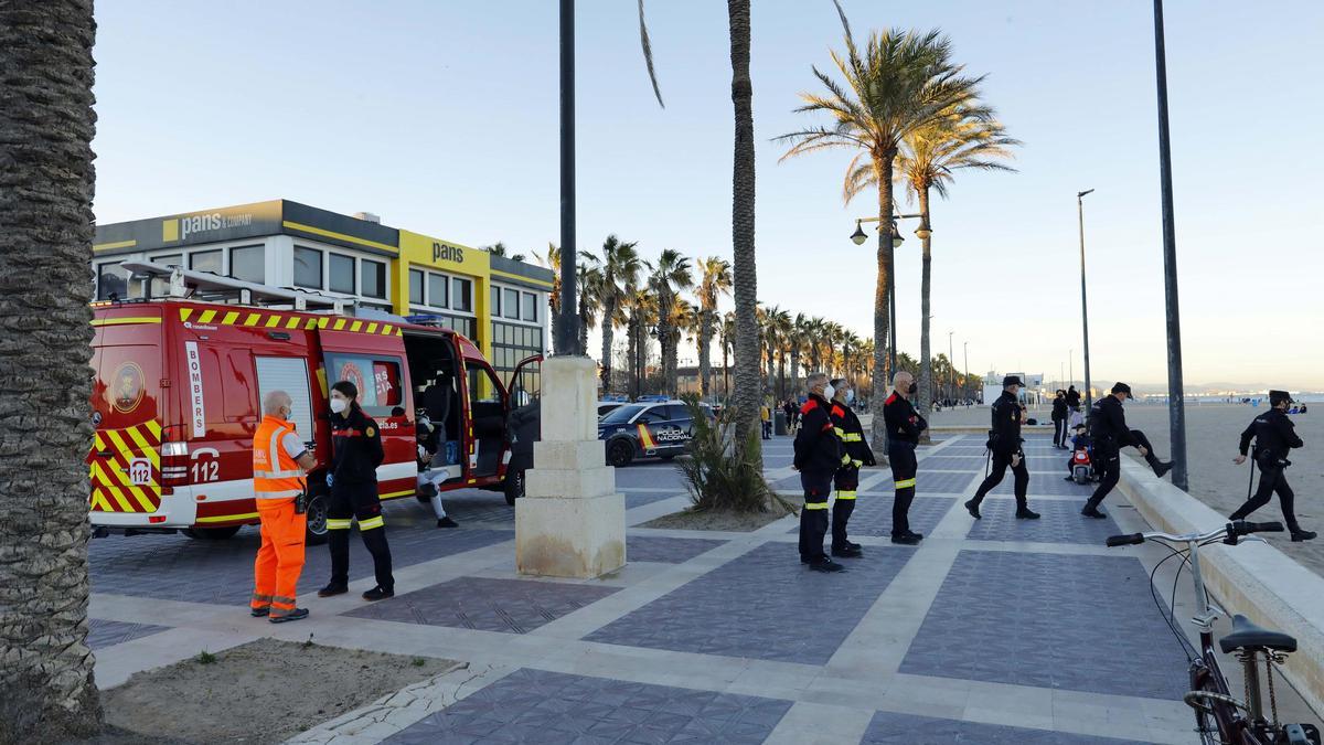 Buscan a un joven desaparecido en el agua de la playa de la Malva-rosa