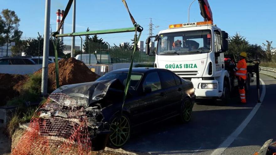 Grúas Ibiza se ha encargado de sacar el vehículo de la zanja.