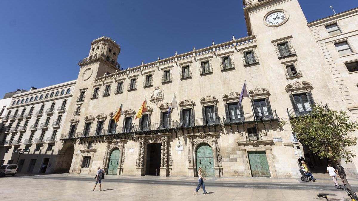 La fachada principal del Ayuntamiento de Alicante.