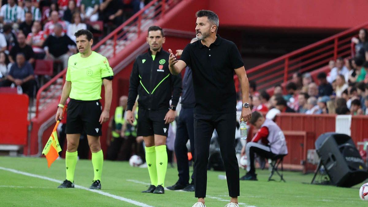 Iván Ania da indicaciones a sus futbolistas durante el encuentro en Granada.