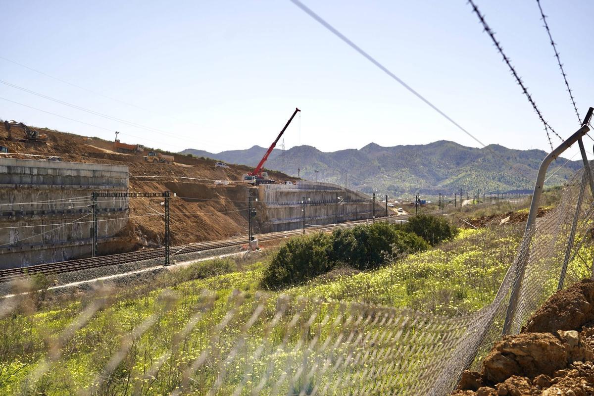 En Álora, el presidente de Adif, Pedro Marco de la Peña, visita los trabajos de recuperación de la línea de alta velocidad afectada por un desprendimiento de tierras a causa de la última borrasca