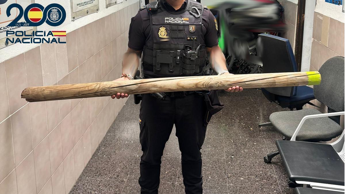 Un agente sostiene el grueso palo tutor con el que la joven amenazó a la familia que la acogió en su casa en Palma.