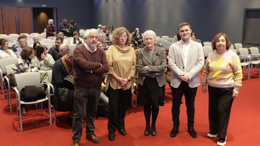 Por la izquierda, Juan Carlos Iglesias, Teresa Martínez, Matilde Fernández, Pablo González y Pilar Alonso, ayer, en el Club Prensa Asturiana. | F. Rodríguez