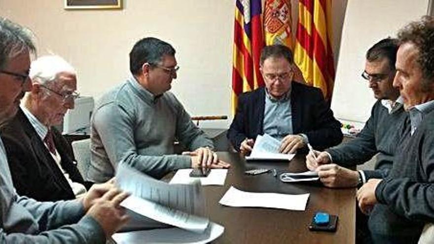 Imagen de la firma del convenio en el Ayuntamiento de Sant Josep.