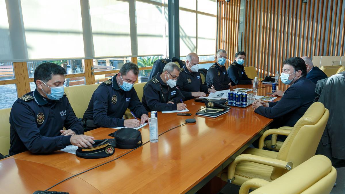 Imagen de la reunión del alcalde y el edil de Seguridad con los mandos de la Policía Local.