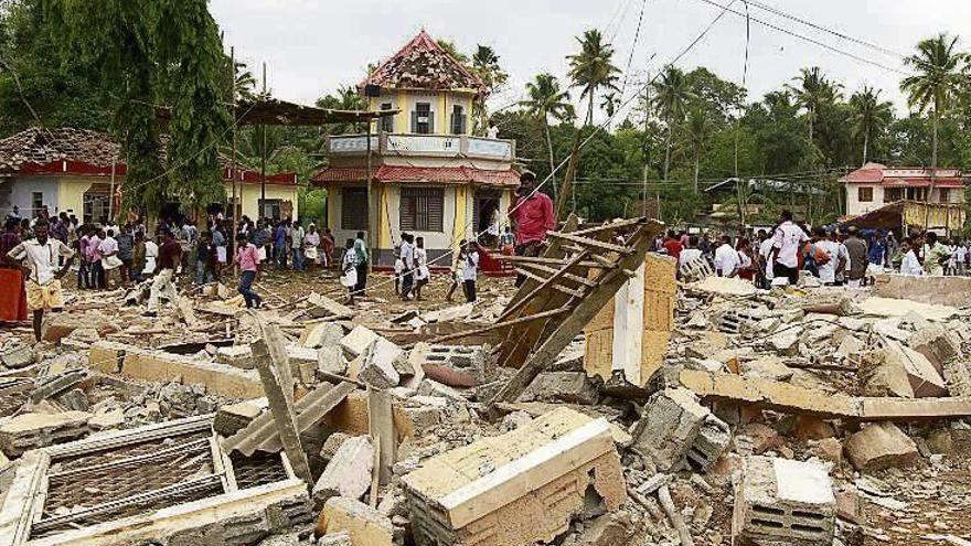 El templo de Puttingal quedó reducido a escombros. // Reuters