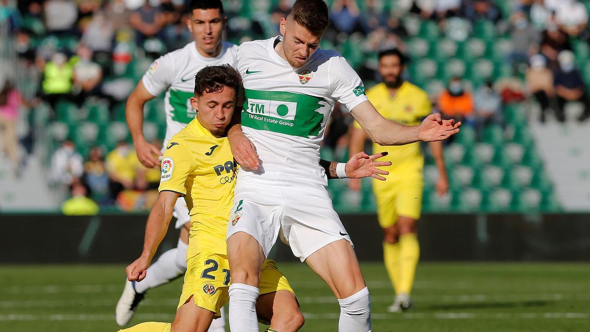 Yeremy Pino (i), durante la visita del Villarreal al Martínez Valero de Elche de la pasada temporada.