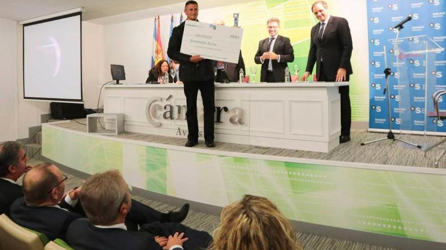 Enrique Muñoz, ayer, con el cheque del premio en la Cámara de Comercio.