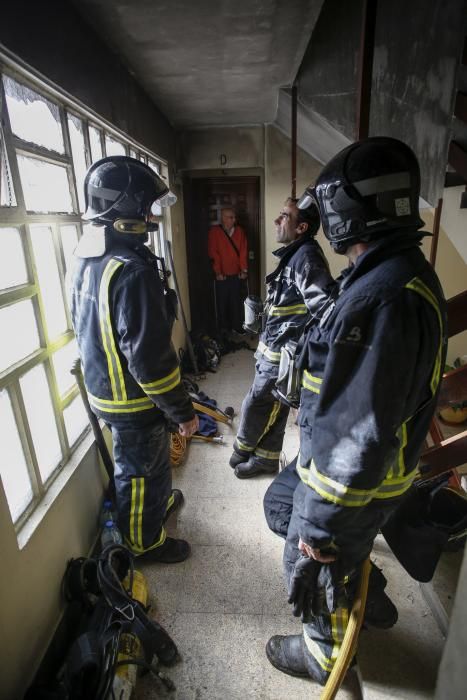 Así quedó el interior de la vivienda que ardió en el Avilés