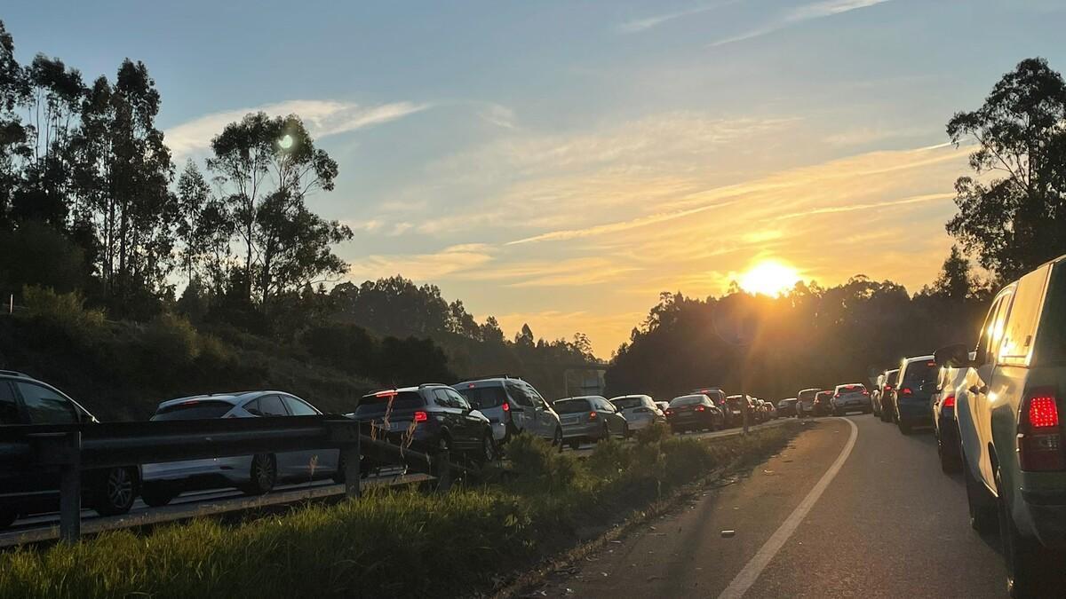 cuatro heridos en dos accidentes dejan colas kilométricas en los accesos a Santiago