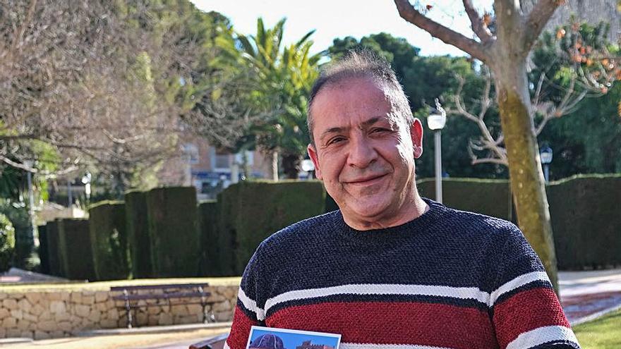 Pedro Luis Rico mostrando el libro en un parque de Petrer. |