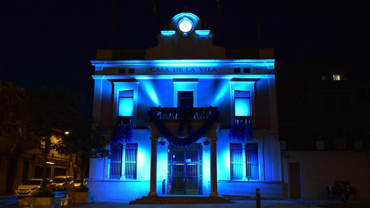 El Ayuntamiento de Rubí, teñido de azul.