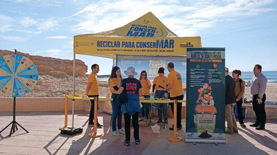 Stand informativo de la campaña «Reciclar para Consermar» donde se repartieron diferentes artículos para proteger el entorno como ceniceros ignífugos.