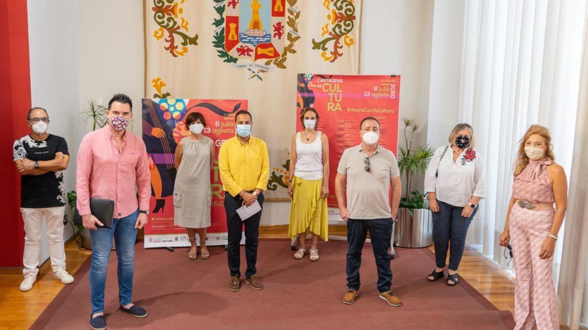 Representación de los artistas locales de Cartagena, durante la presentación de las actividades.