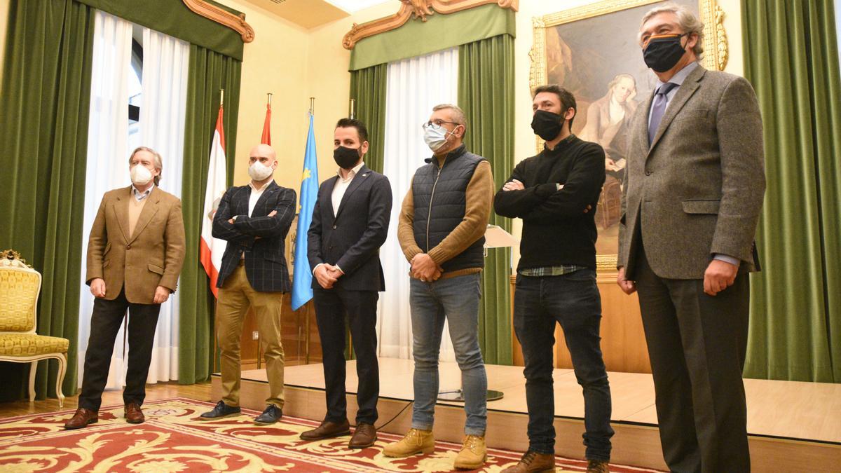 Por la izquierda, Alberto López-Asenjo, Jesús Martínez Salvador, José Armas, José Carlos Fernández Sarasola, Juan Chaves y Eladio de la Concha, ayer, en el Salón de Recepciones del Ayuntamiento.