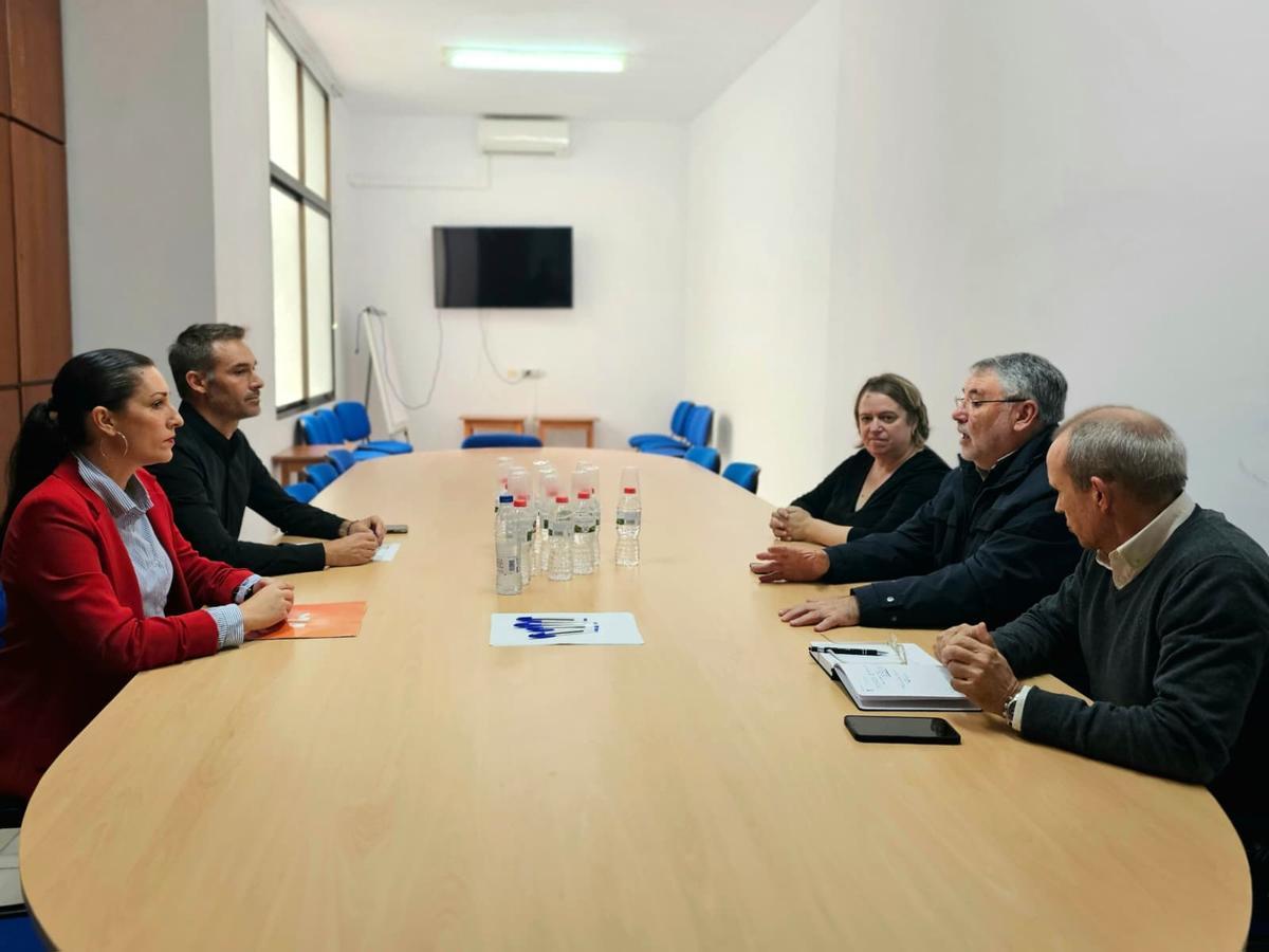 Esther Sapena y Gerard Fullana, con representantes de FAES.