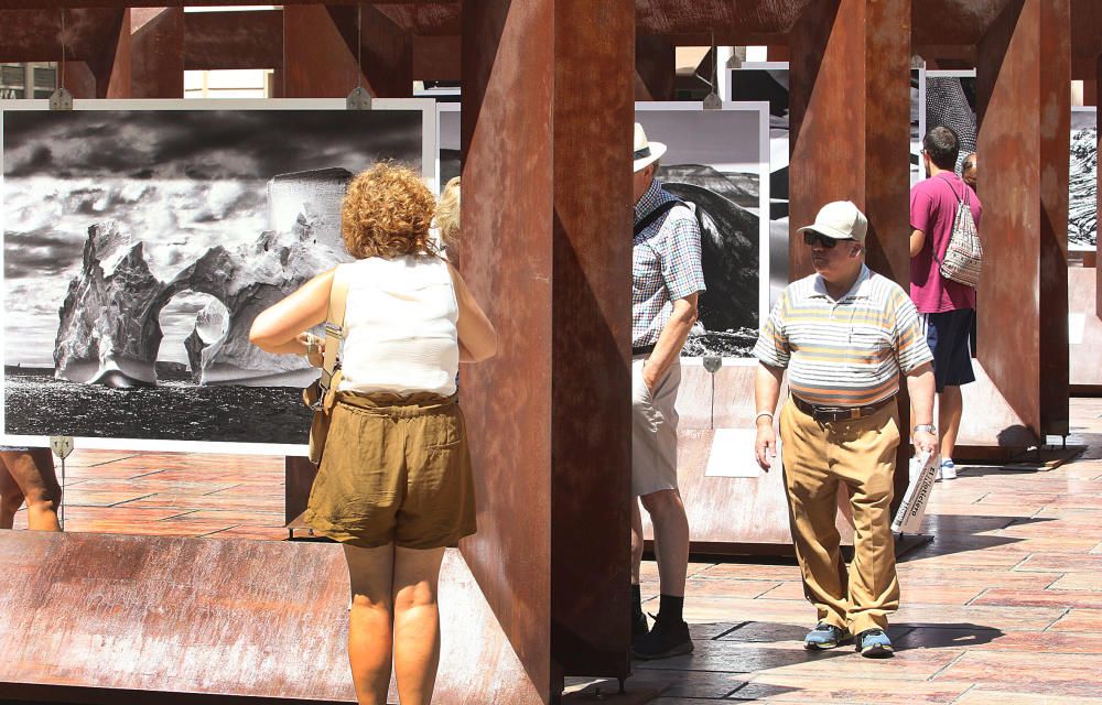 Exposición 'Sebastião Salgado. Génesis' en la plaza de la Constitución