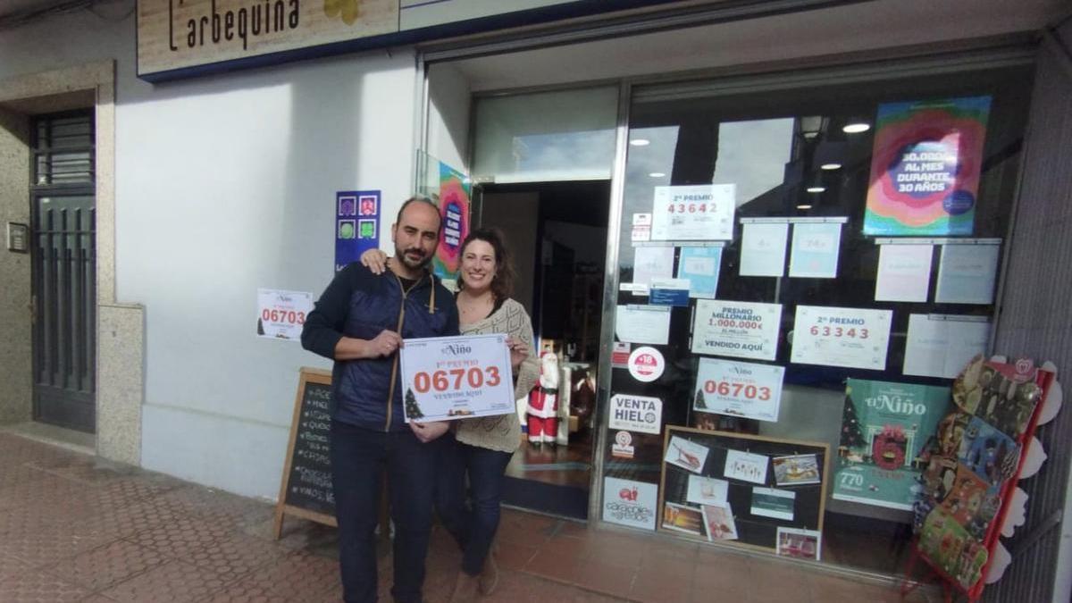 Tania Martí y Héctor Gimeno, con el número agraciado.