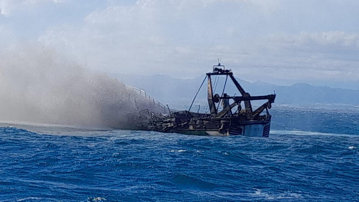 Espectacular incendio de un barco en Castellón con cinco tripulantes a bordo