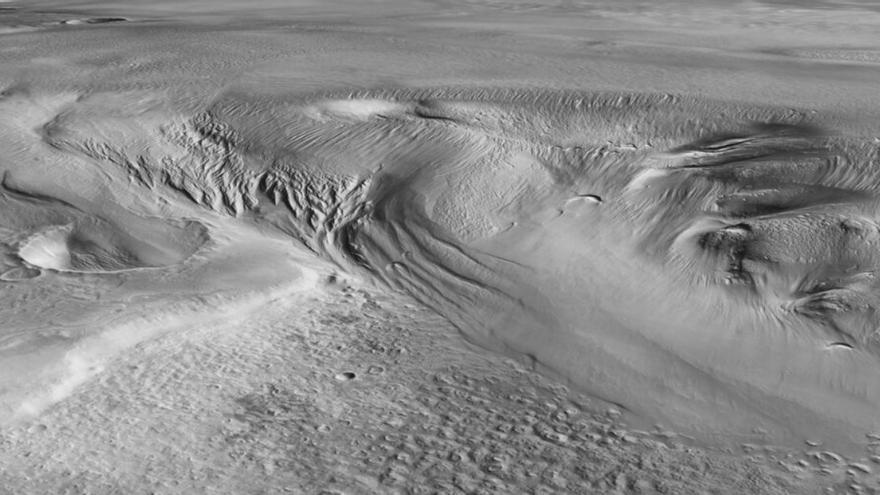 Descubren enormes capas de hielo de agua enterradas en el ecuador de Marte