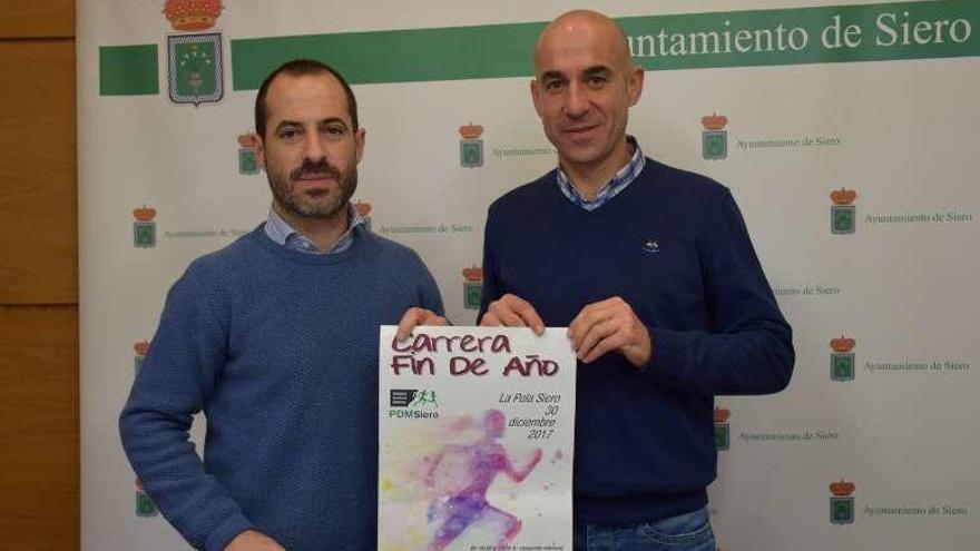 Ángel García y Virginio Ramírez, con el cartel.