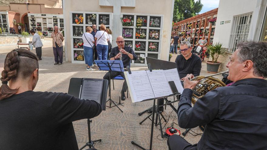 Amenizado Día de los Santos en  el Cementerio de Orihuela