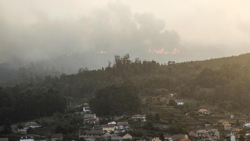 Un fuego iniciado en Ponteareas cerca varios núcleos de casas en Pazos y Redondela