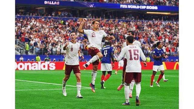 Mikel Oyarzabal celebra el gol de penalti en la semifinal el pasado martes contra Francia.