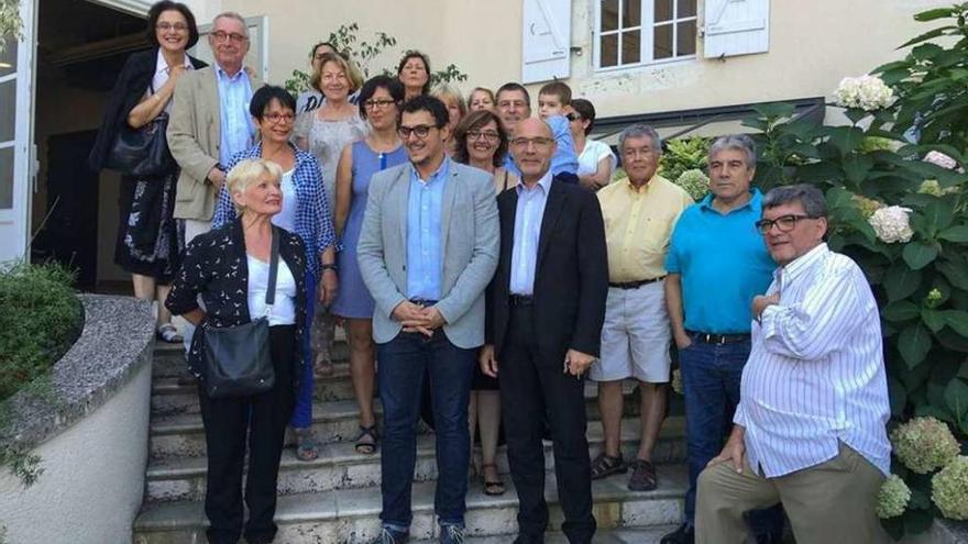 Autoridades de ambas ciudades y miembros de la asociación posan en una foto de familia.