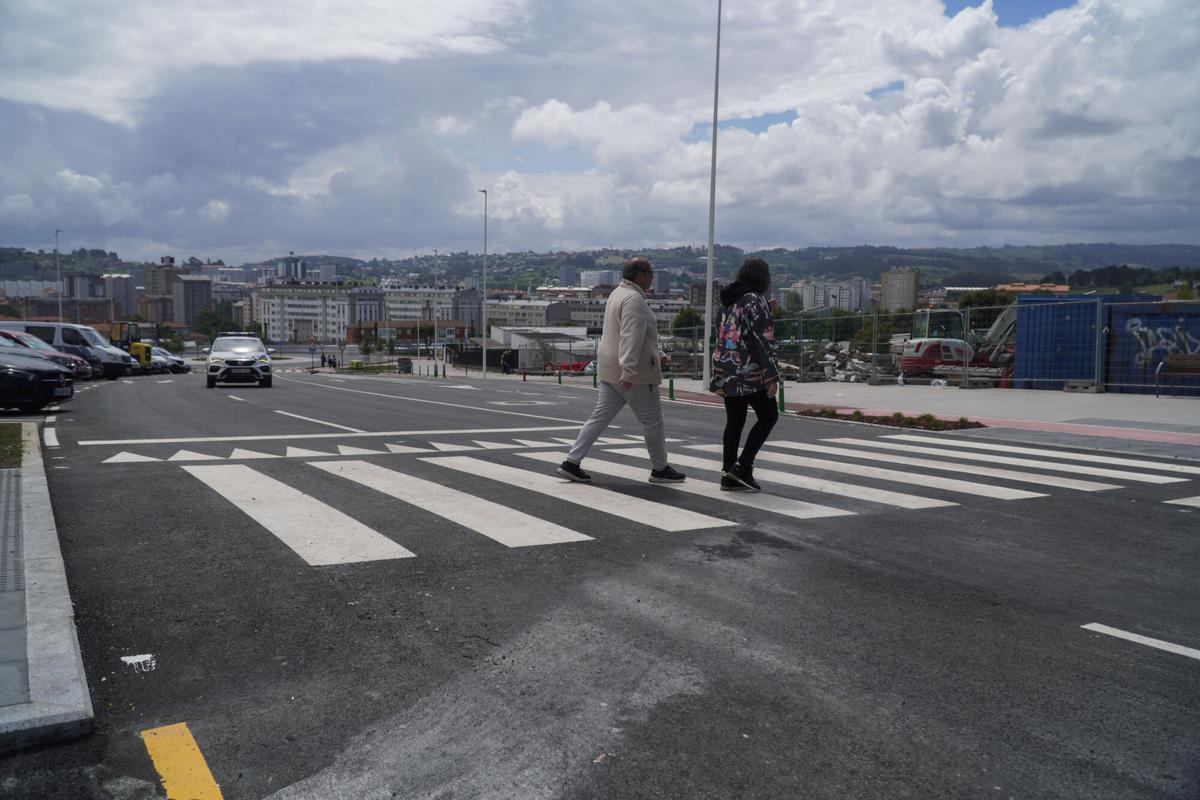 Unos jóvenes caminan por el nuevo vial de la Avenida de A Sardiñeira