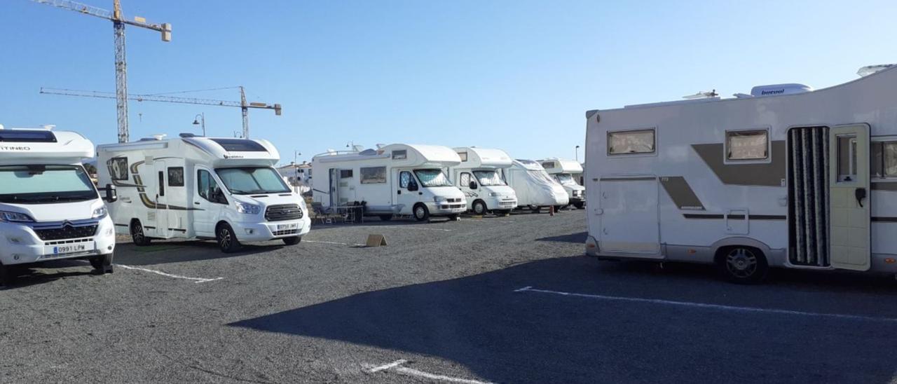 Un grupo de autocaravanas estacionadas.