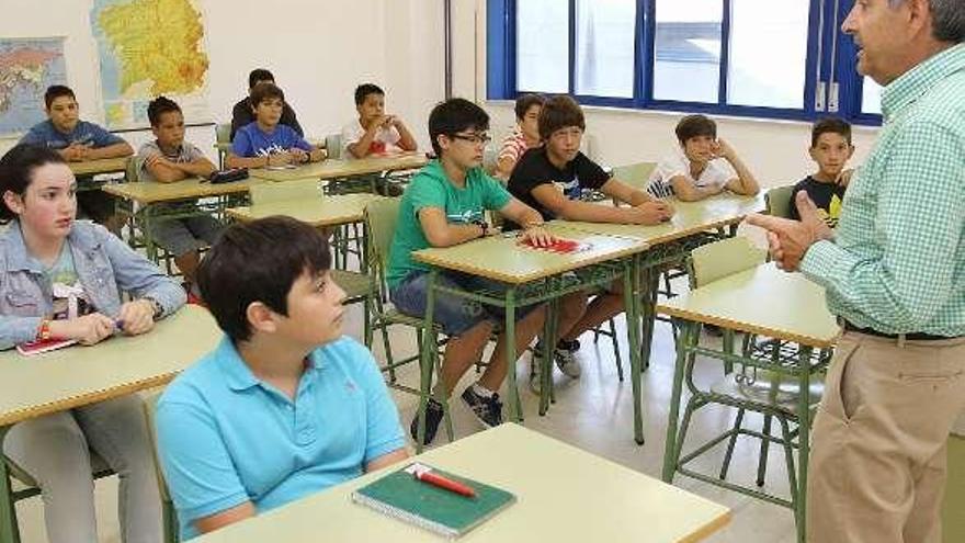 Un profesor imparte clase en un centro educativo ourensano. // FdV