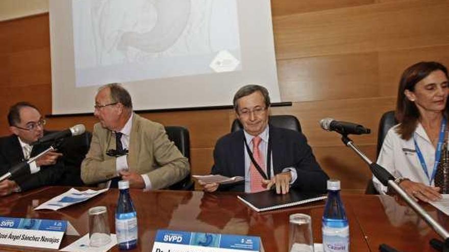 De Vera, el director territorial de Sanidad, José Ángel Sánchez Navajas, Hinojosa y Pilar Lucas.