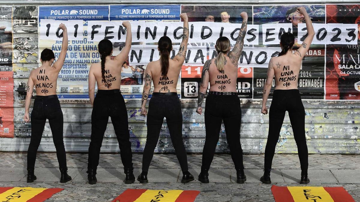 La organización FEMEN lleva a cabo una acción &quot;para denunciar los feminicidios y el negacionismo machista&quot;.